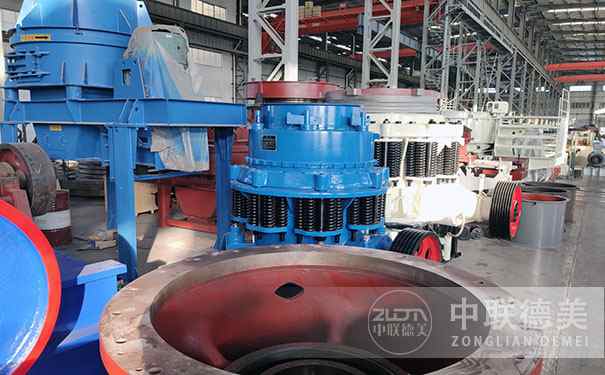 山東多缸液壓圓錐破碎機現場視頻圖片