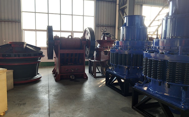 海南多缸液壓圓錐破碎機現場視頻圖片